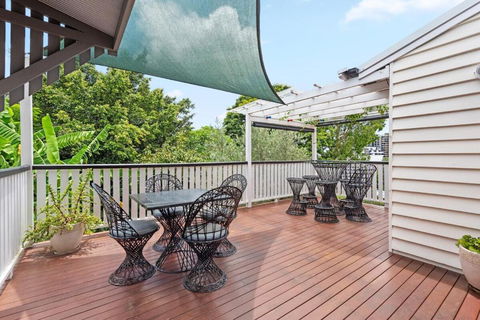A Colourful Life 4Bed-2Bath-1Car - Queenslander - Palm Beach Accommodation 1
