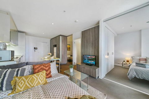 A Comfy & Stylish 2BR Apt Near Southern Cross - Palm Beach Accommodation 0