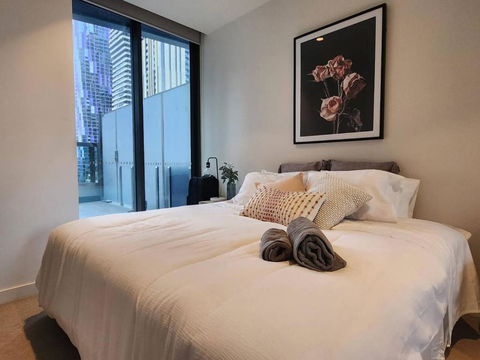 A Cosmopolitan Hub In CBD Centre - Palm Beach Accommodation 0