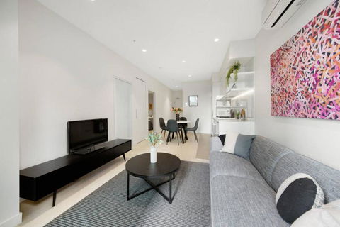 A Cosmopolitan Hub In CBD Centre - Palm Beach Accommodation 2