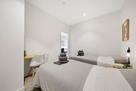 A Cosmopolitan Hub In CBD Centre - Palm Beach Accommodation 4