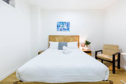 A Coveted Collins Street Pad With Parking - Palm Beach Accommodation 1