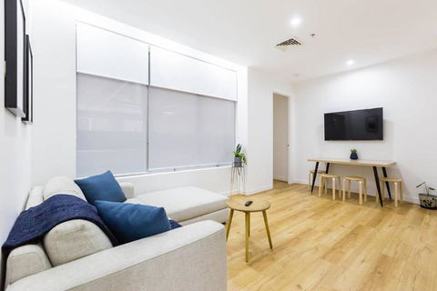 A Coveted Collins Street Pad With Parking - Palm Beach Accommodation 2