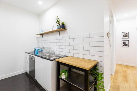 A Coveted Collins Street Pad With Parking - Palm Beach Accommodation 3
