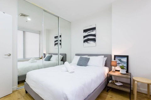 A Coveted Collins Street Pad With Parking - Palm Beach Accommodation 4