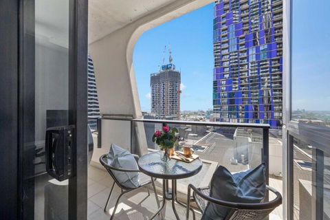 A Cozy 2BR Apt Next To Queen Victoria Market & Melbourne Central With City Views - Palm Beach Accommodation 0