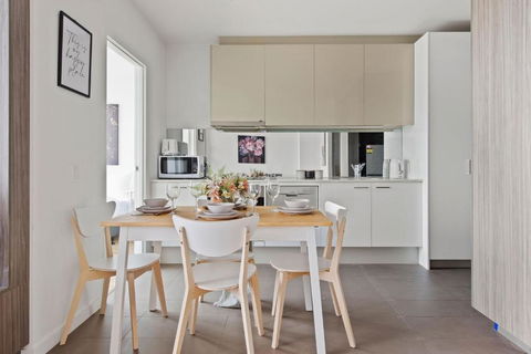 A Cozy 2BR Apt With Harbour Views FREE Parking - Palm Beach Accommodation 4