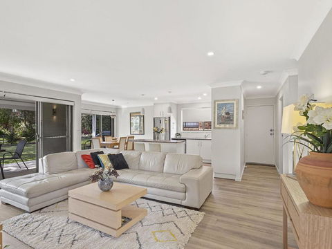 A Homely House 6 Mistral Close - Palm Beach Accommodation 1