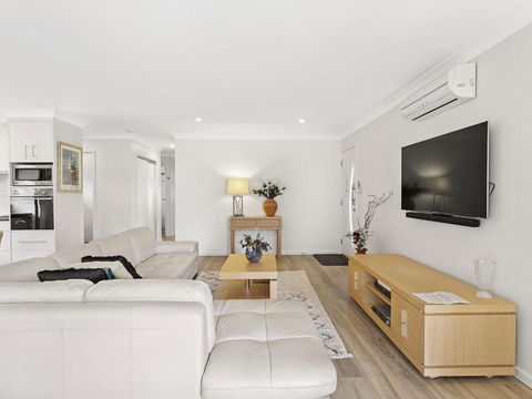 A Homely House 6 Mistral Close - Palm Beach Accommodation 3