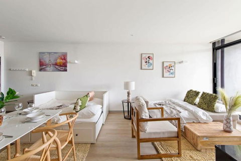 A Lux 2BR Apt Next To Melbourne Uni FREE Parking - Palm Beach Accommodation 3