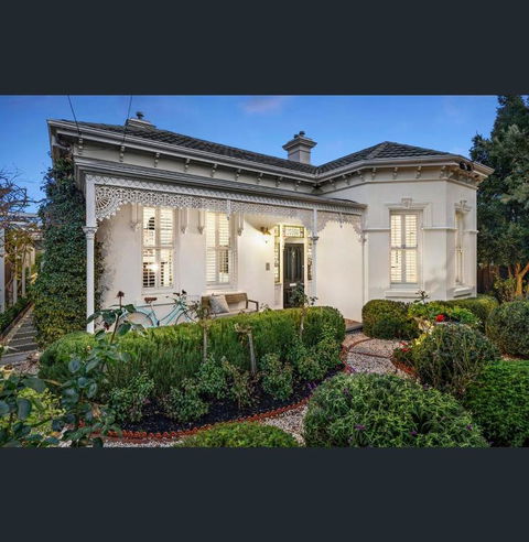 A Majestic Victorian Private Rear Access Quarters - Palm Beach Accommodation 1