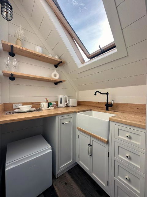 A Majestic Victorian Private Rear Access Quarters - Palm Beach Accommodation 3
