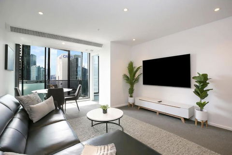 A Modern 2BR Apt With City Views FREE Parking - Palm Beach Accommodation 0