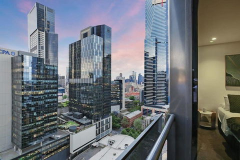 A Modern 2BR Apt With City Views FREE Parking - Palm Beach Accommodation 1