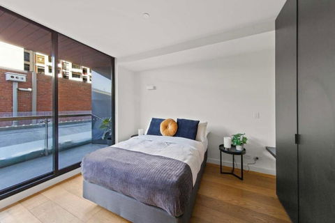 A Modern & Spacious 2BR Apt Near Melbourne Uni - Palm Beach Accommodation 0
