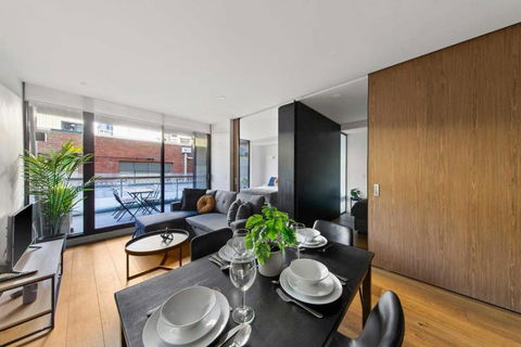A Modern & Spacious 2BR Apt Near Melbourne Uni - Palm Beach Accommodation 4