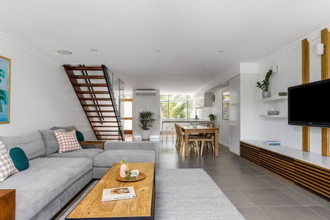 A Perfect Stay - 1 James Cook Apartments - Palm Beach Accommodation 3