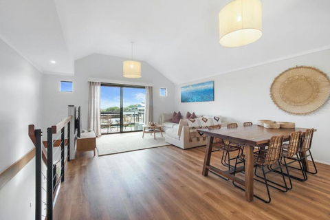 A Stones Throw Gnarabup - Palm Beach Accommodation 0