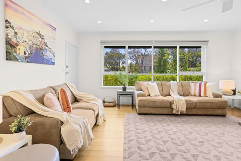 A Stones Throw - Palm Beach Accommodation 1