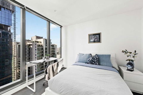 A Stylish 2BR Apt Next To Southern Cross With City Views - Palm Beach Accommodation 0