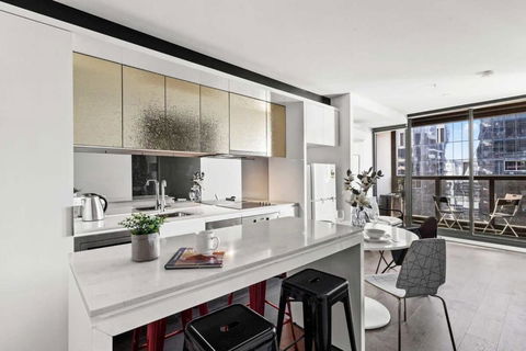 A Stylish 2BR Apt Next To Southern Cross With City Views - Palm Beach Accommodation 2