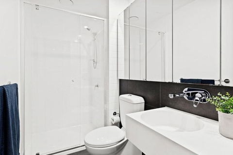 A Stylish 2BR Apt Next To Southern Cross With City Views - Palm Beach Accommodation 3