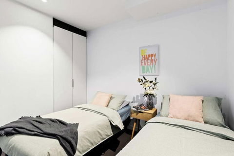 A Stylish 2BR Apt Next To Southern Cross With City Views - Palm Beach Accommodation 4