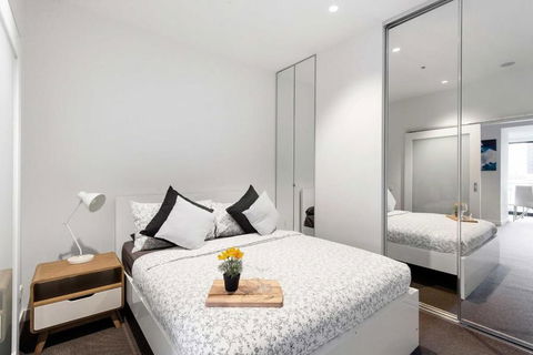 A Stylish Apt For 4 Near Queen Victoria Market - Palm Beach Accommodation 0