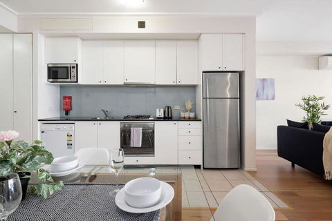 A Stylish & Bright Suite Next To Darling Harbour - Palm Beach Accommodation 4