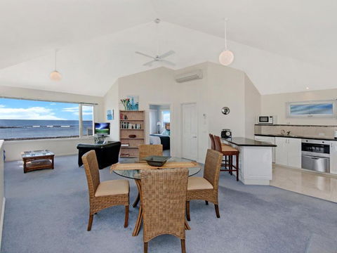 A Top Deck - Palm Beach Accommodation 4