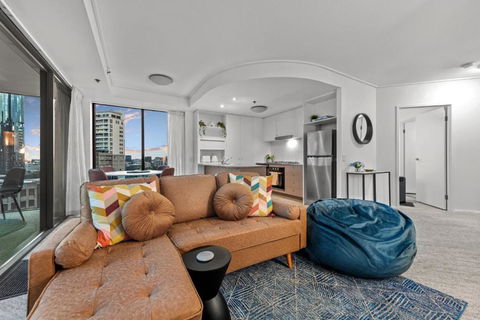 A Touch Of Class - 2Bed-2Bath-1Car-Balcony-Views - CBD - Palm Beach Accommodation 2
