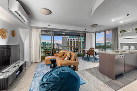 A Touch Of Class - 2Bed-2Bath-1Car-Balcony-Views - CBD - Palm Beach Accommodation 1