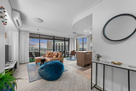 A Touch Of Class - 2Bed-2Bath-1Car-Balcony-Views - CBD - Palm Beach Accommodation 0