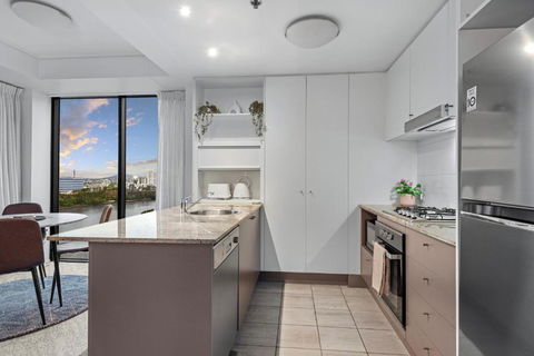 A Touch Of Class - 2Bed-2Bath-1Car-Balcony-Views - CBD - Palm Beach Accommodation 4