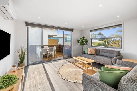 A Wave From It All Ocean Glimpse Central Torquay - Palm Beach Accommodation 0
