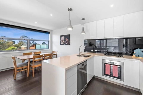 A Wave From It All Ocean Glimpse Central Torquay - Palm Beach Accommodation 2