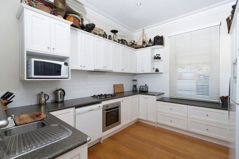Abaleen House - Palm Beach Accommodation 2