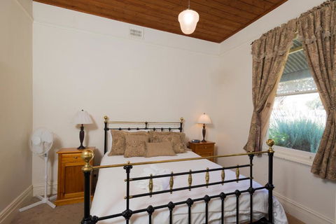 Abaleen House - Palm Beach Accommodation 1