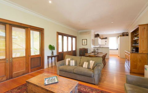 Abaleen House - Palm Beach Accommodation 3