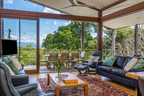 Above The Pass - Palm Beach Accommodation 2