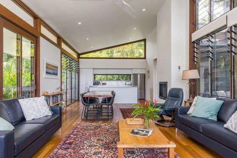 Above The Pass - Palm Beach Accommodation 4