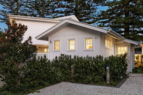 Absolute Beach Front House Panoramic Views - Palm Beach Accommodation 2