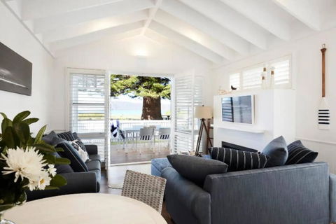 Absolute Beach Front House Panoramic Views - Palm Beach Accommodation 4