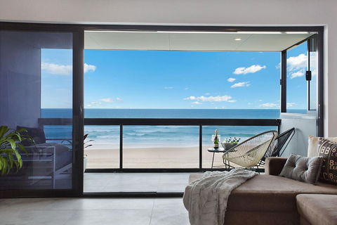 Absolute Beach Front Renovated 3 Bdrm 2 Bath App - Palm Beach Accommodation 0