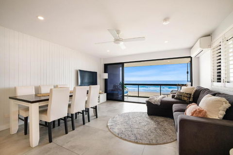 Absolute Beach Front Renovated 3 Bdrm 2 Bath App - Palm Beach Accommodation 4