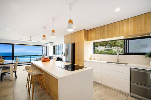 Absolute Beach Front Renovated 3 Bdrm 2 Bath App - Palm Beach Accommodation 2