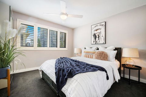 Absolute Beach Front Renovated 3 Bdrm 2 Bath App - Palm Beach Accommodation 3