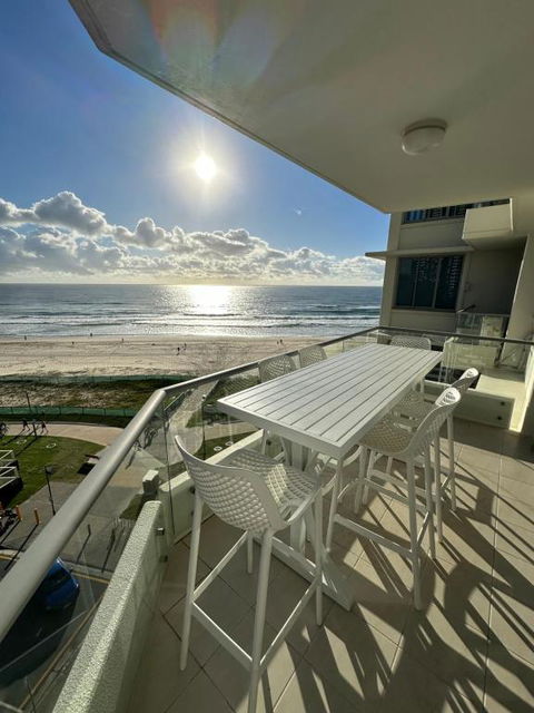 Absolute Beach Frontage Two Bedroom - Palm Beach Accommodation 4