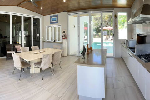 Absolute Beachfront 2 Bedroom Luxury Holiday Apartment - Palm Beach Accommodation 2