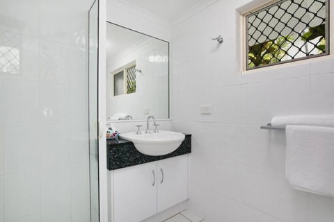 Absolute Beachfront Apartment - Palm Beach Accommodation 3